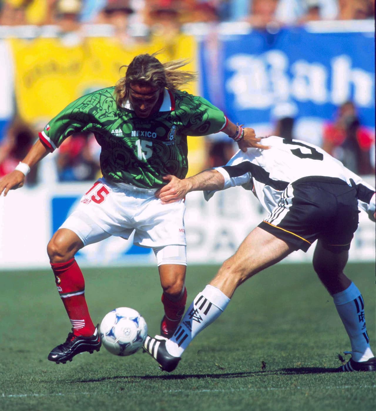 Hernández tuvo para hacer el segundo gol que hubiera matado a los alemanes, pero falló su remate ante el guardameta Andreas Köpke.