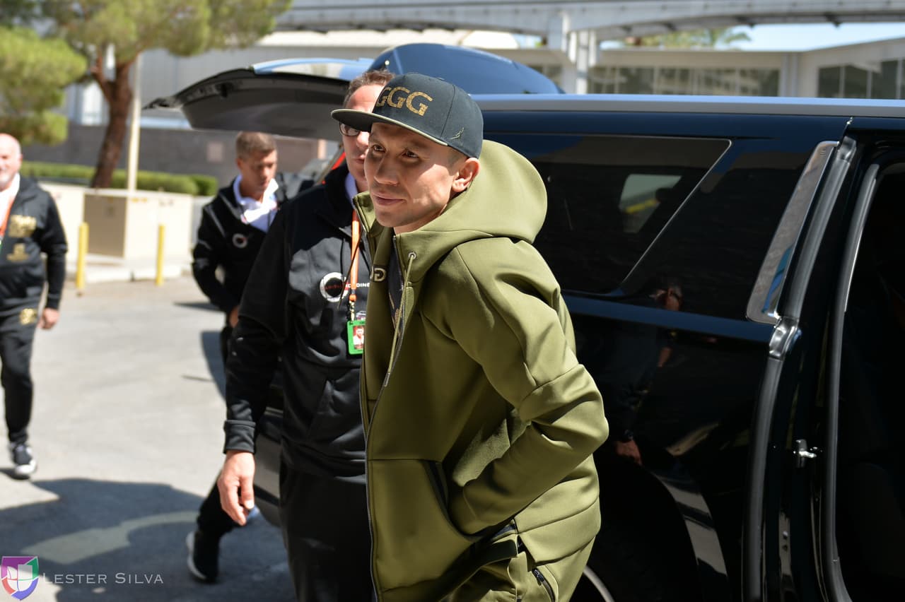 A Golovkin lo han envuelto rumores de que está resfriado y por eso aparece abrigado.