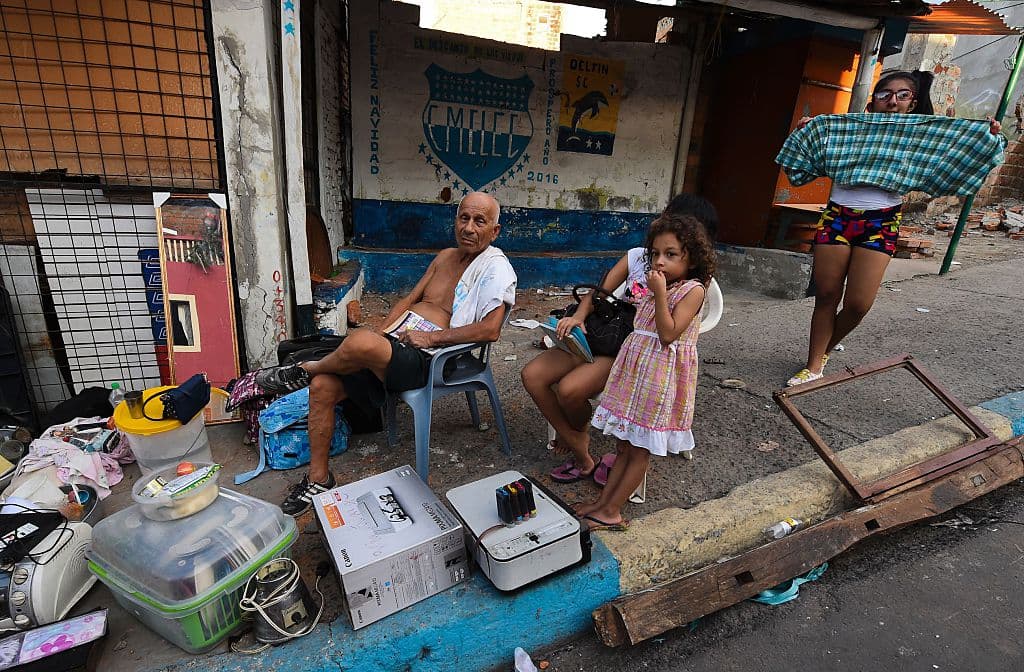 Miles de personas han quedado en la calle, tras el sismo en seis regiones de Ecuador