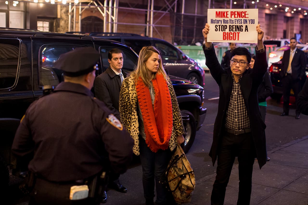 Protestas a Mike Pence a la salida del teatro Richard Rodgers de Nueva York.