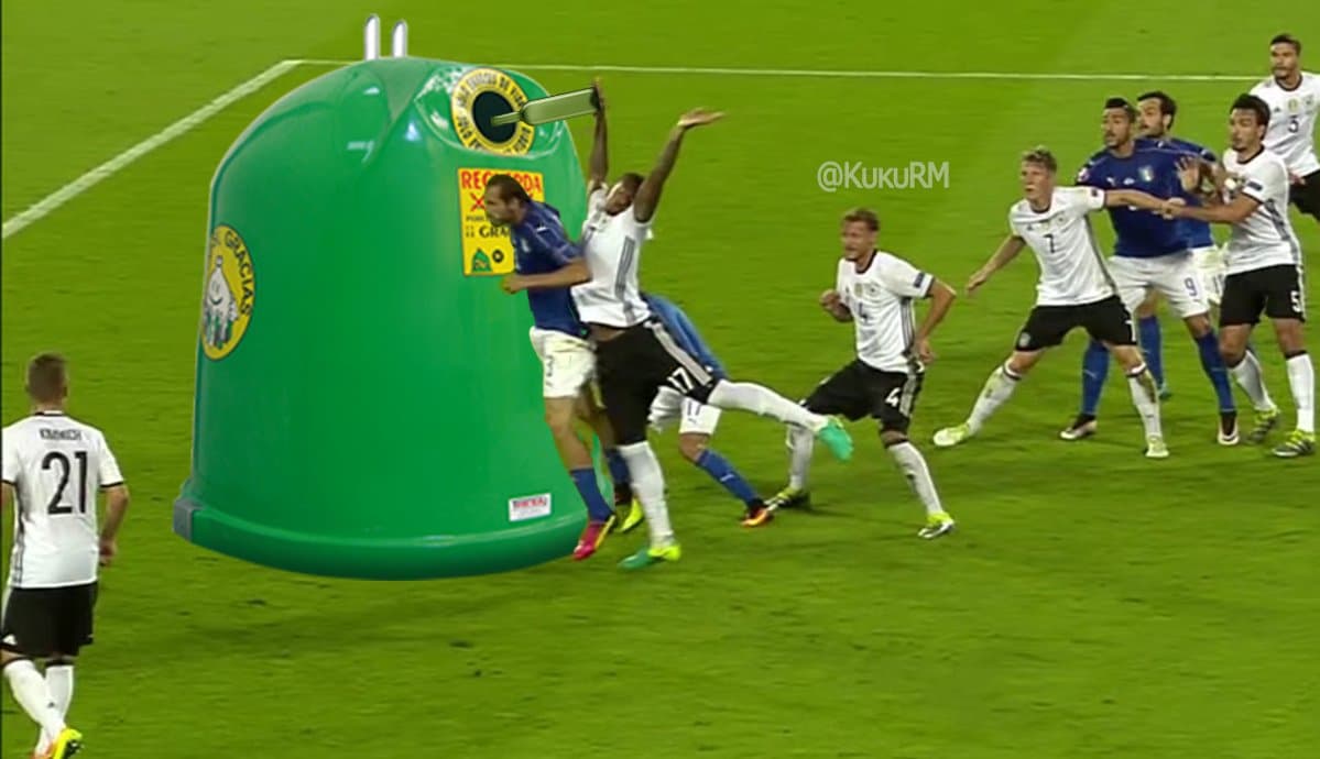 Los usuarios en las redes sociales hicieron mofa de la postura poca ortodoxa con la que el defensa alemán atacó la pelota para el penal con el que empató la Azzurra.