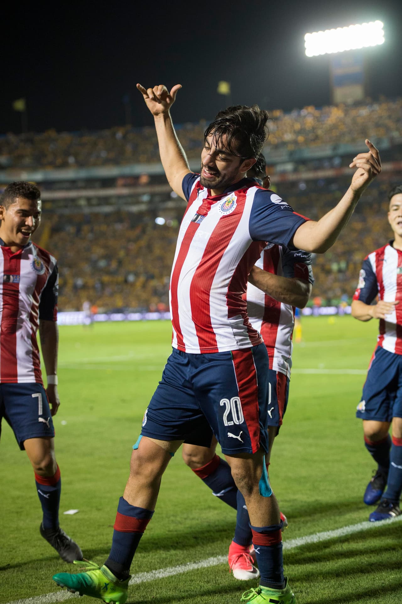 Al medio tiempo, Chivas ganaba el encuentro 2 goles por 0. El portero de Tigres, Nahuel Guzmán, cometió errores en ambas anotaciones.