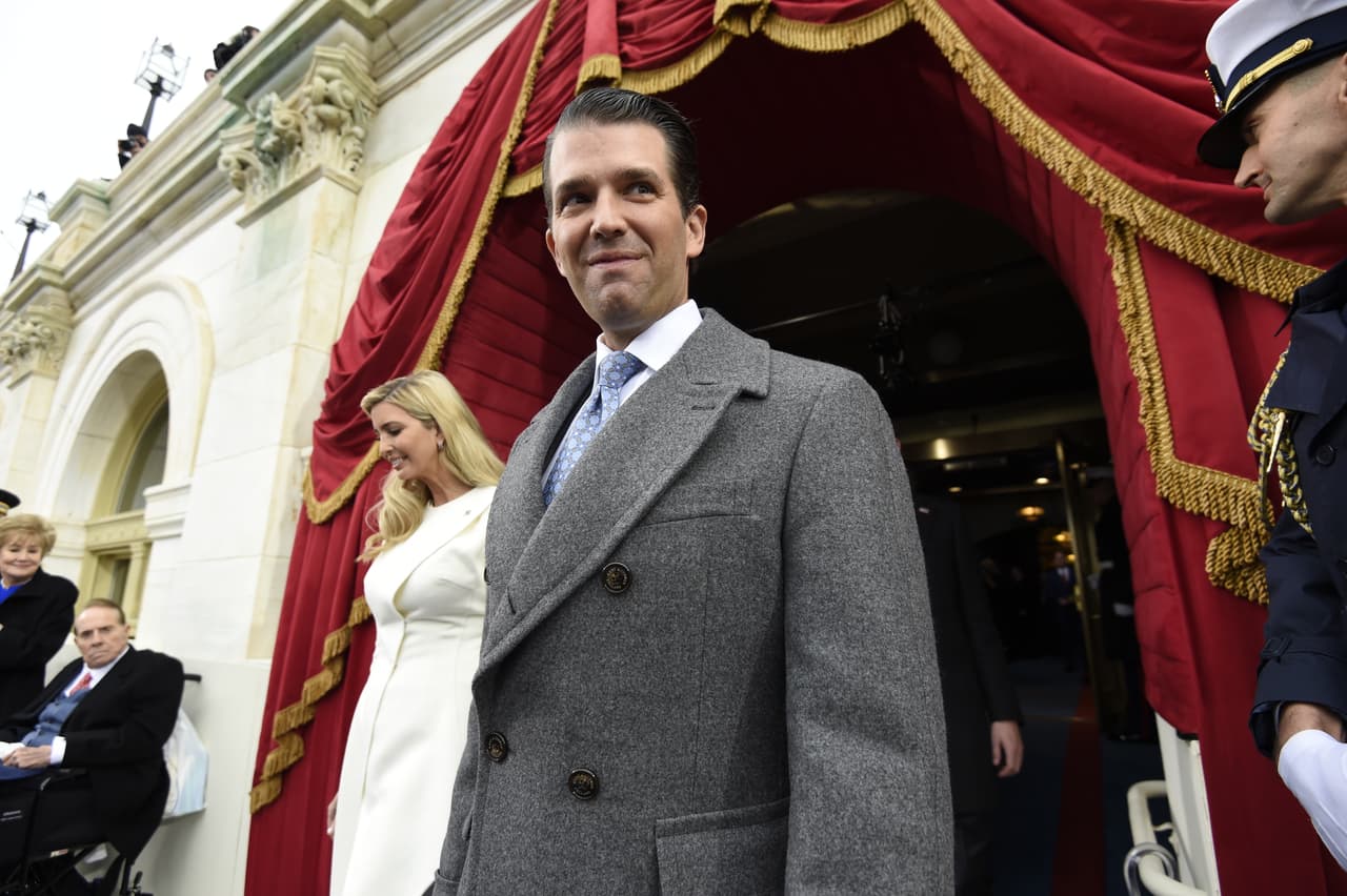 <b>Donald Jr. Trump</b>
<br>El hijo mayor de la estirpe Trump
<b> (38 años) </b>llegó a la toma de posesión con su hermana Ivanka Trump. Donald Jr. heredó el nombre de su padre y se desempeña como vicepresidente de la Organización Trump. A pesar de que durante años ha evitado estar en la exposición pública, cuando era un niño tuvo que enfrentar el acoso de tabloides y periódicos que reporteaban el polémico divorcio de sus padres,
<b><a href="http://www.univision.com/estilo-de-vida/moda/la-corbata-el-arma-super-poderosa-de-donald-trump" target="_blank">Donald Trump</a></b> e Ivana Trump.
<br>