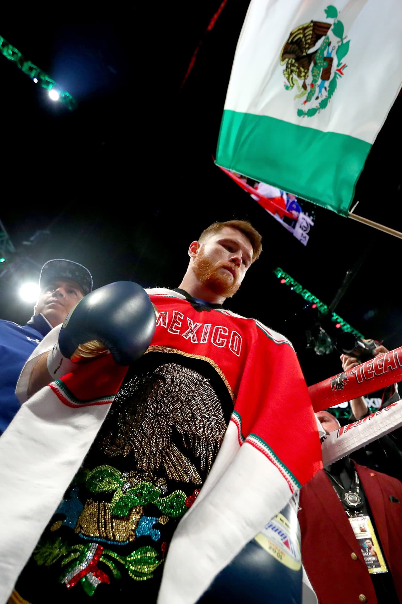 El Canelo llegó ataviado con vestimenta típica mexicana y mostrando una gran seguridad.
