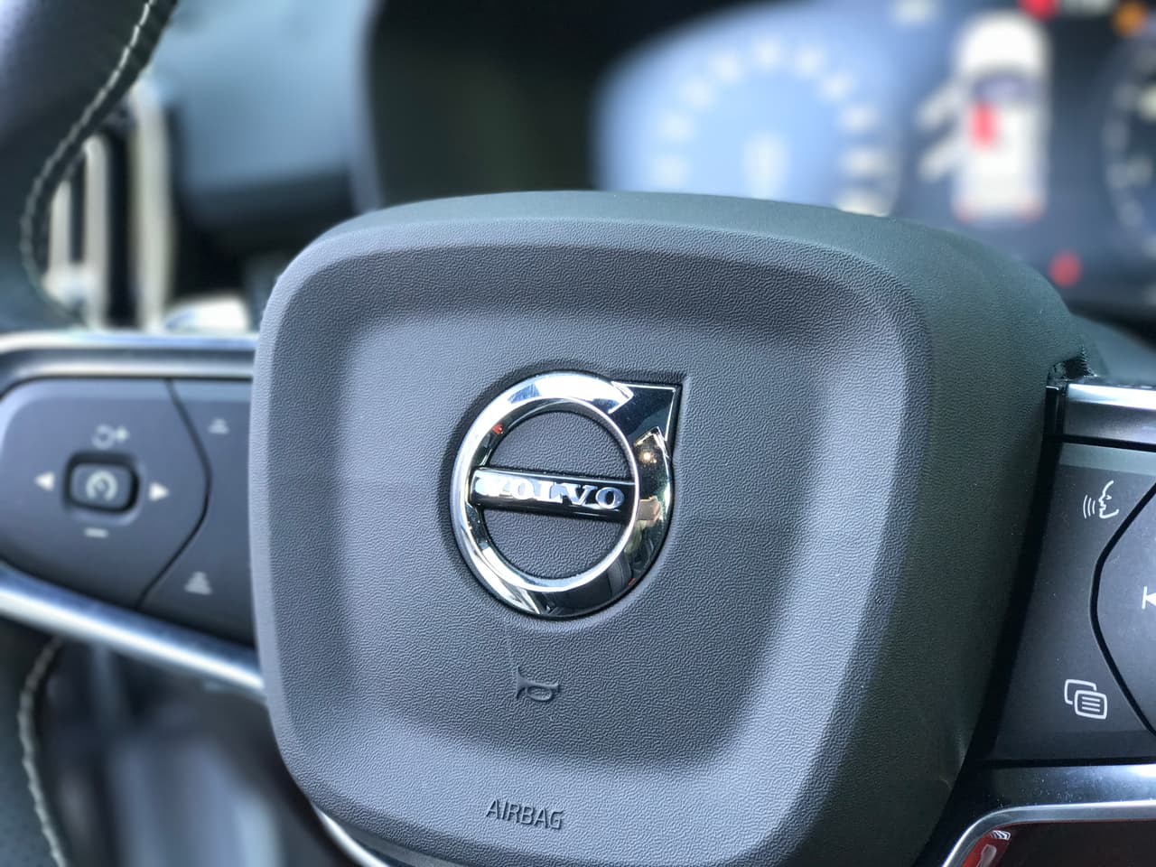 Como corresponde a todo vehículo moderno la Volvo XC40 cuenta con un volante multifuncional.