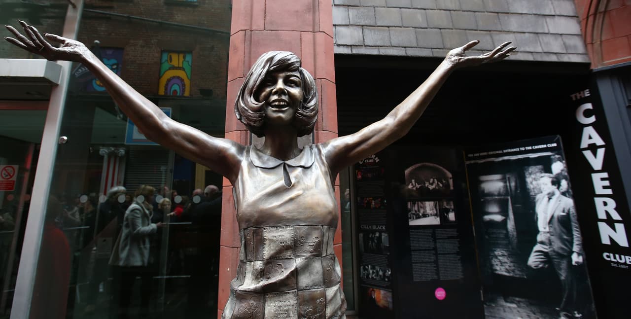 El exBeatle Paul McCartney describió a la cantante Cilla Black como una mujer que daba gusto tenerla cerca. Compartió con ella en la mayoría de las 300 veces que la banda se presentó en The Cavern.