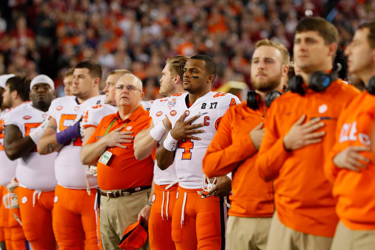 El quarterback de Clemson Deshaun Watson y sus compañeros escucharon respetuosos el himno nacional de los Estados Unidos.