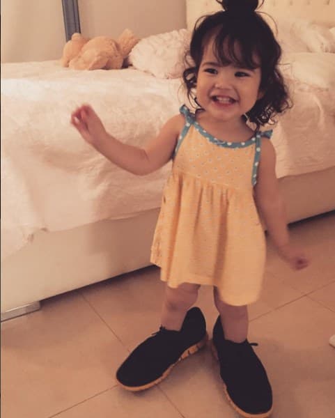 El papá de Baby Giulietta no podía encontrar sus pantuflas. Ella corría orgullosa por toda la casa con su nuevo calzado.