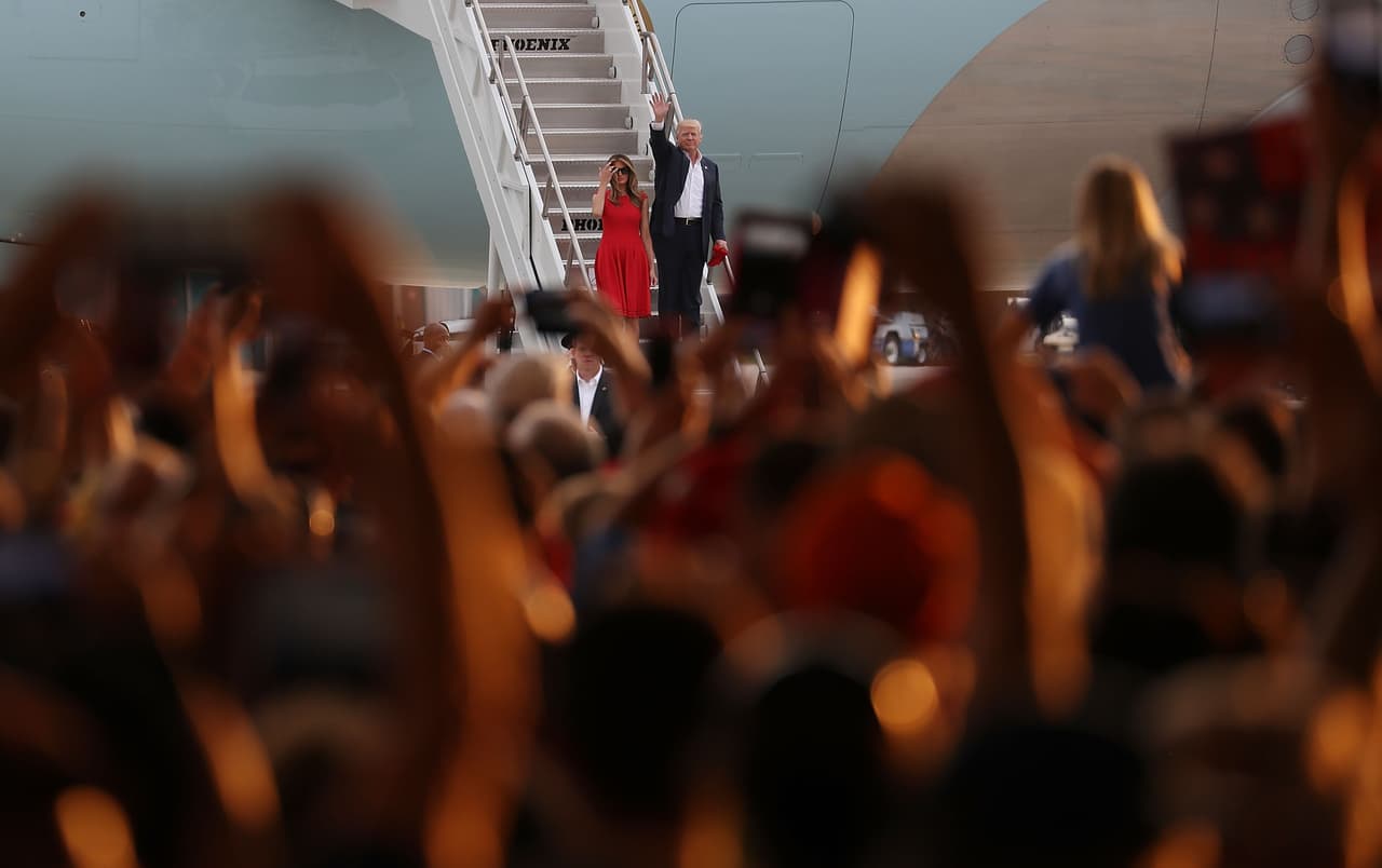 Donald Trump y la primera dama Melania se bajan del avión presidencial