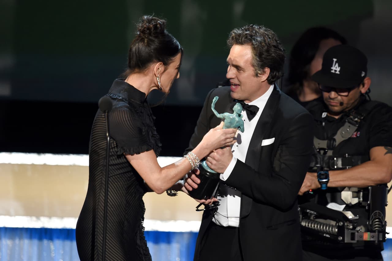 Moore entregó el premio a Mark Ruffalo, uno de los protagonistas.