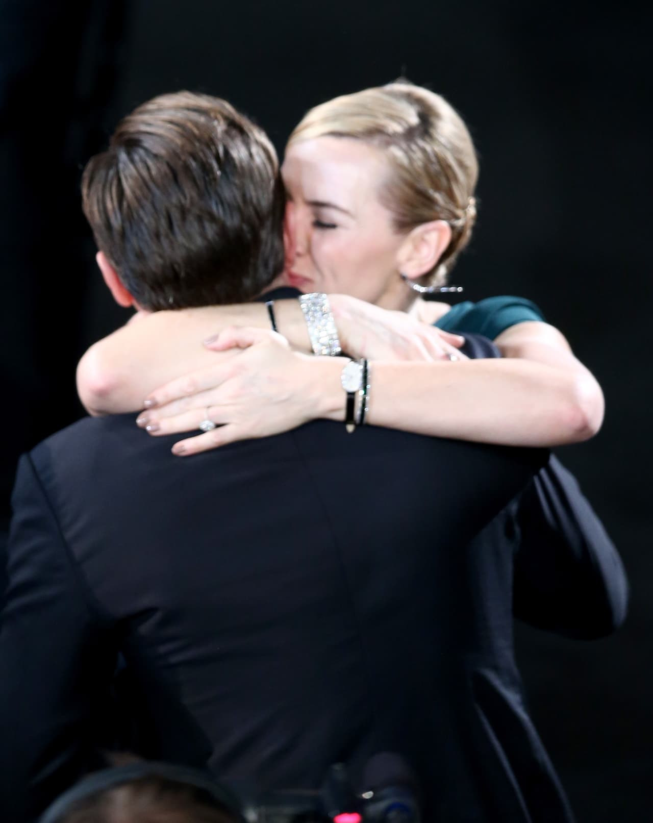 ¡Kate Winslet fue a felicitar a Leo antes de subir al escenario!