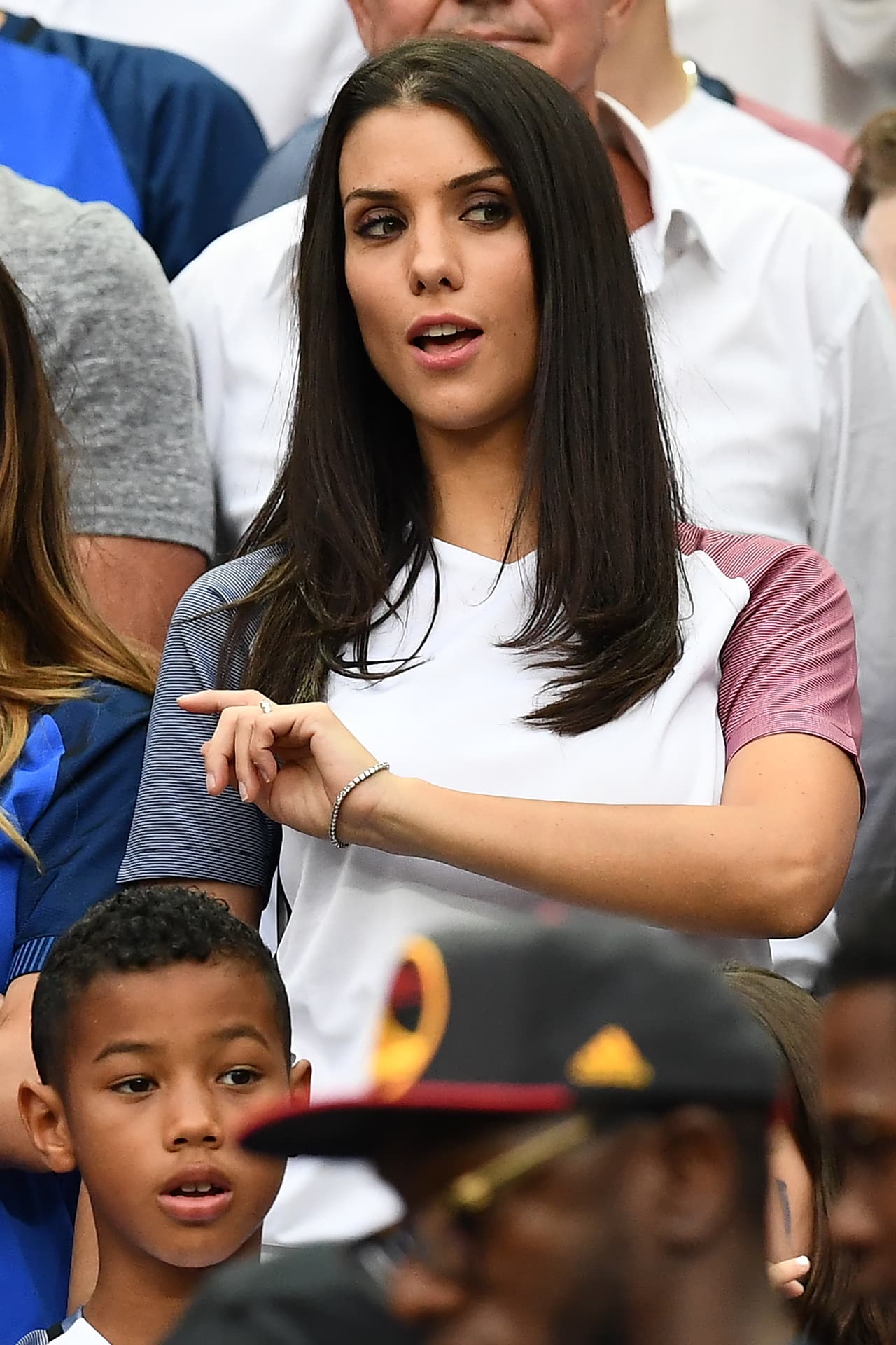 Ellas dieron el toque bello en la final Portugal vs. Francia durante la Eurocopa 2016.
