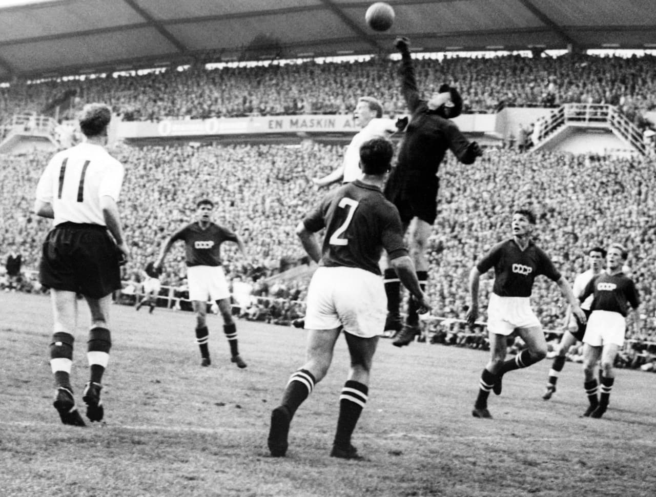 Lev Yashin, es considerado el mejor portero de la historia, es el único guardameta que ha conquistado el balón de oro, lo hizo en 1963. Le decían, ‘La araña negra’, debido a que se vestía de colores oscuros y fue el gran referente de la Unión Soviética que ganó la Eurocopa en 1960, también ganó el oro olímpico en 1956.