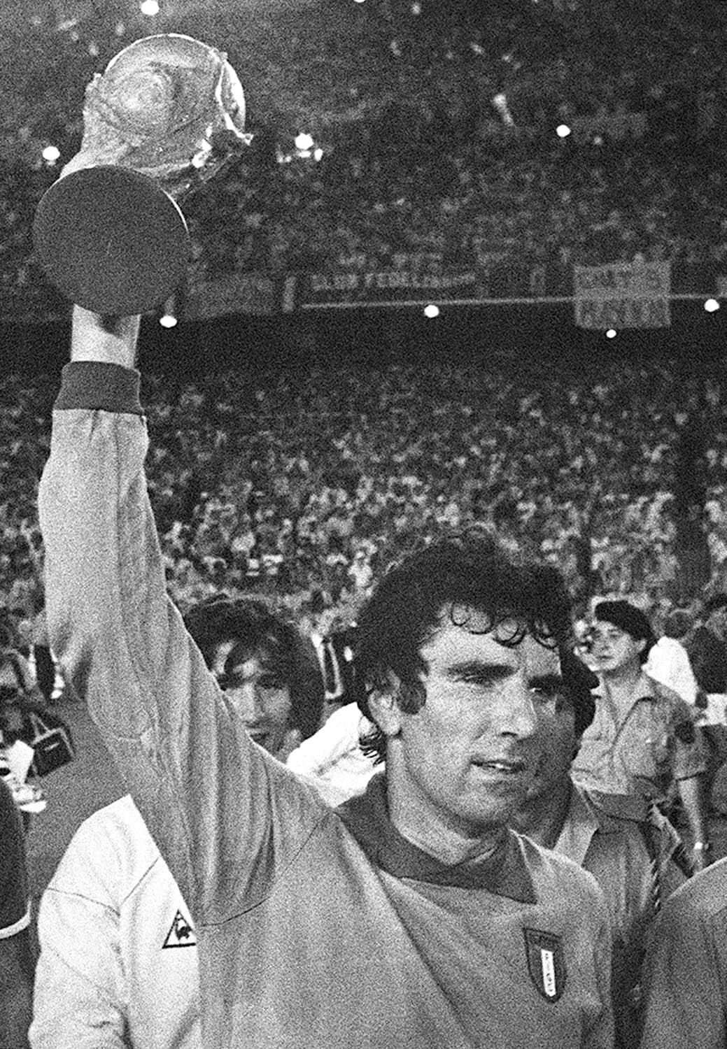 Dino Zoff fue campeón de la Copa del Mundo en 1982, con lances preciosos también puso en letras de oro su nombre en la Juventus de Turín con 6 campeonatos de Liga, dos Copas de Italia y una Copa de la UEFA.