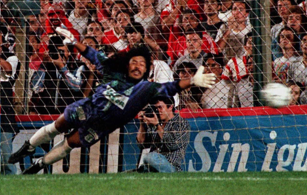 Rene Higuita fue otro arquero revolucionario, era espectacular con las piernas y en la portería hizo el famoso ‘escorpión’ que le dio la vuelta al mundo, al ‘Loco’ lamentablemente se le recuerda también por el tremendo error ante Camerún en el Mundial de 1990.