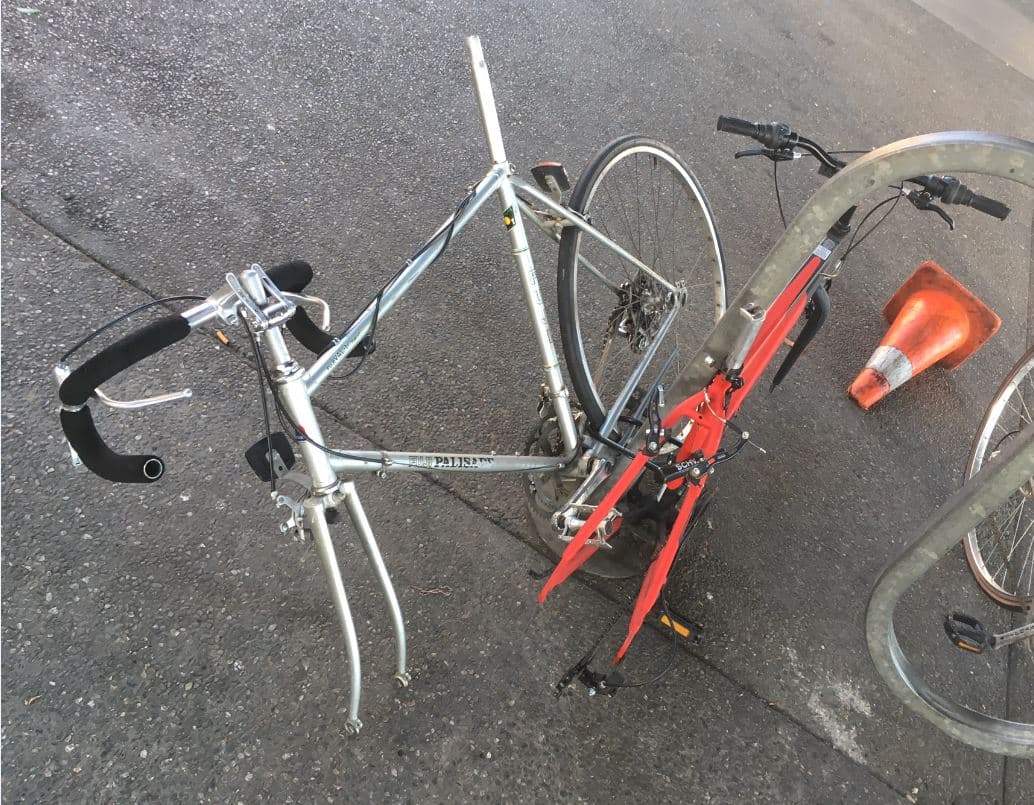 A las bicicletas abandonadas en estación Fruitvale del BART les faltan muchas piezas.