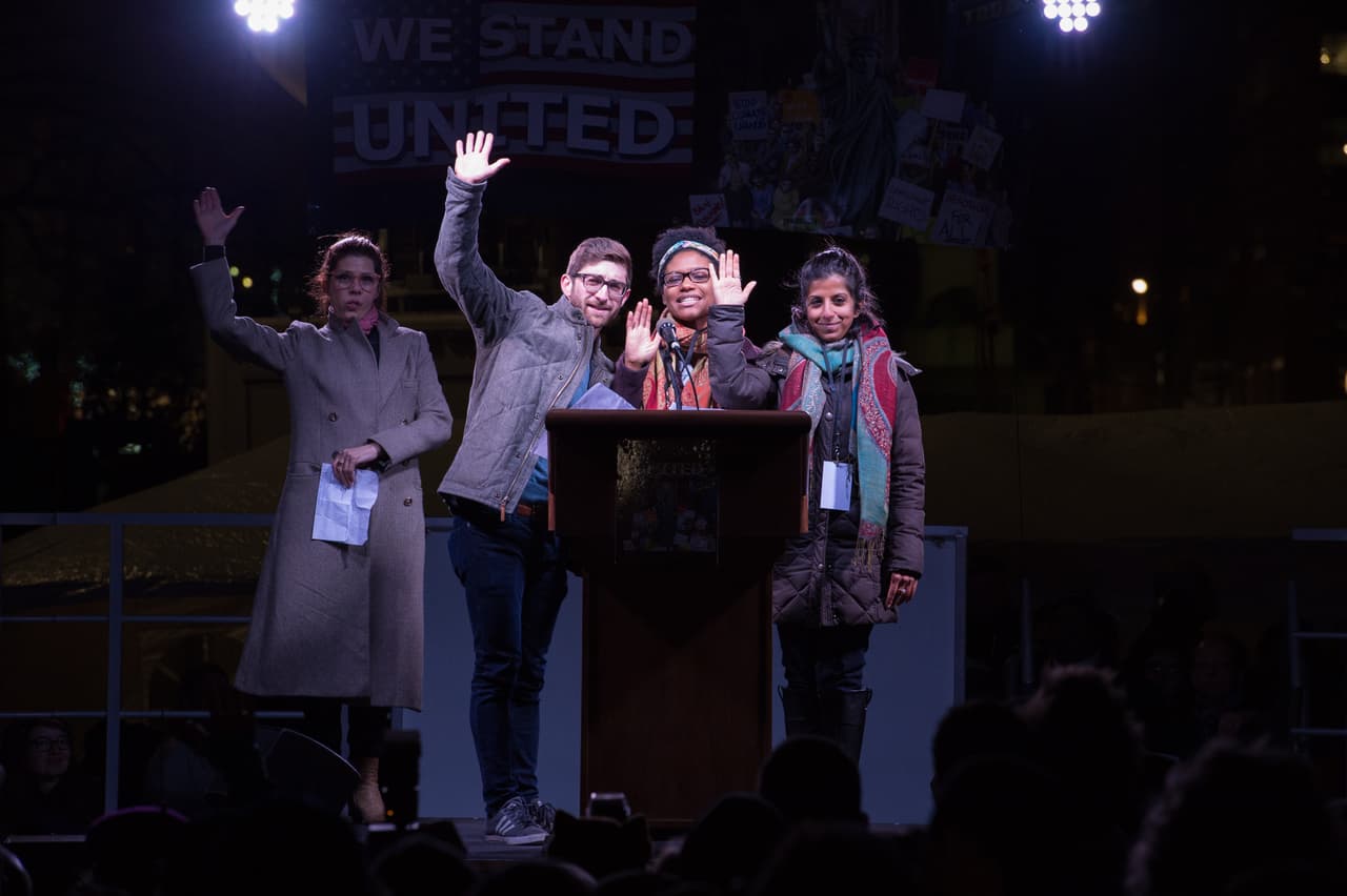 Marisa Tomei (a la izquierda) acompañó a un grupo de estudiantes.