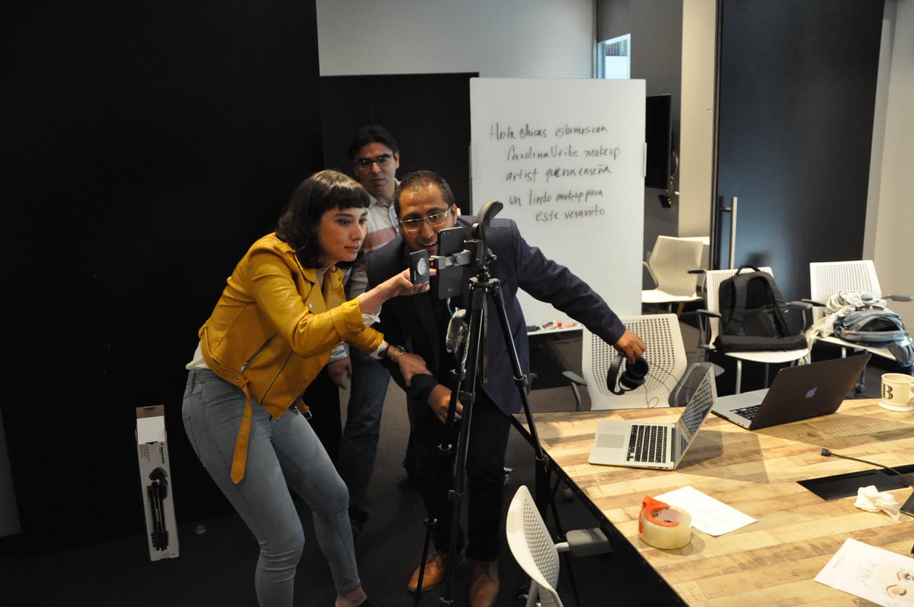 En Shoe Lovers, la analista de datos hace de presentadora y el CEO, de camarógrafo.