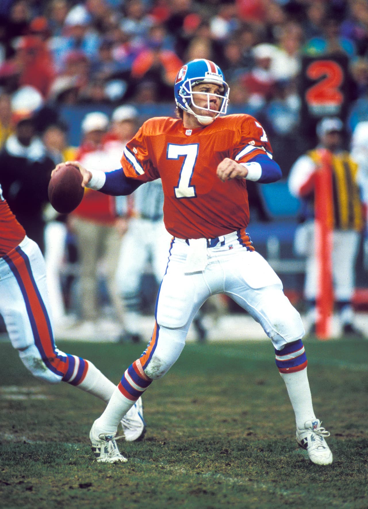 9 - JOHN ELWAY Una estrella desde que practicaba futbol americano en la infancia y luego adolescencia. Tenía las cualidades físicas y mentales para hacer lo que quisiera, incluso negarse a jugar en la NFL si no era para otro equipo que no fueran los Baltimore Colts. A pesar de la arrogancia fue capaz de competir por el máximo título con un equipo sin estrellas. Primero fracasó, luego tuvo mejor equipo y los campeonatos llegaron.