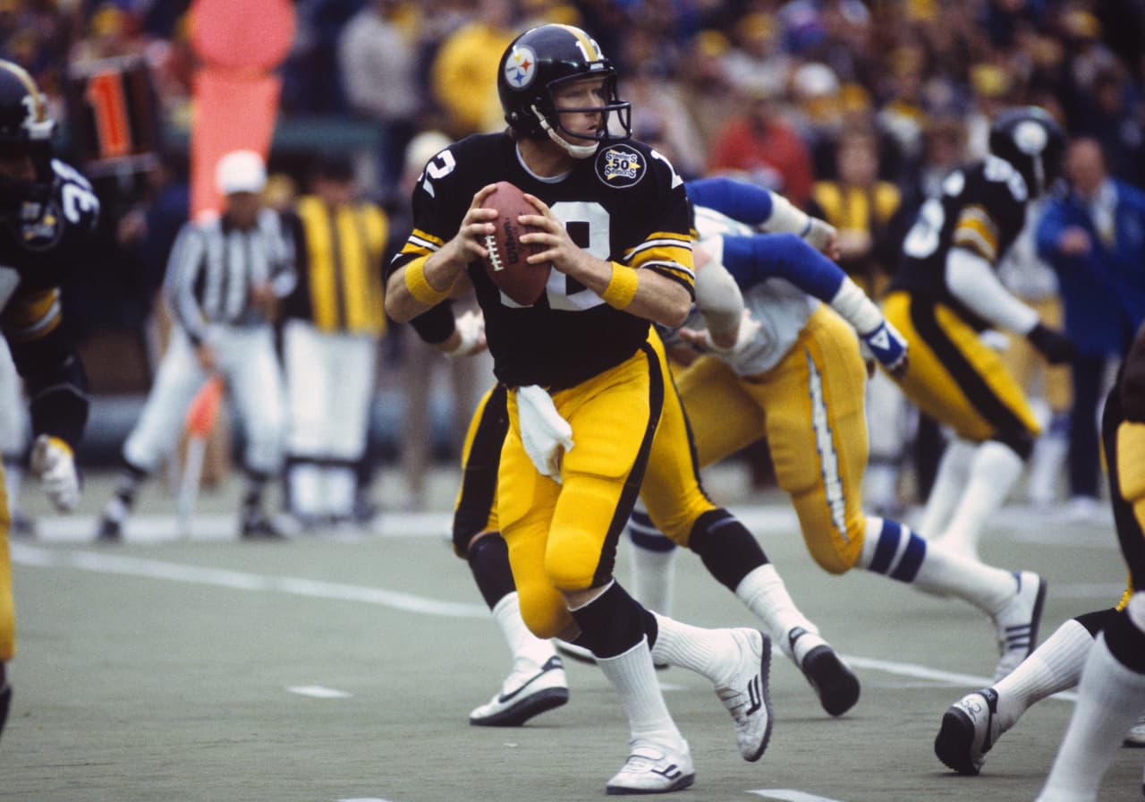 5 - TERRY BRADSHAW Representa el caso de un quarterback destinado a ser bueno pero que no encajaba en el sistema hasta que se decidió a transformarlo todo mediante preparación, trabajo duro y buen apoyo de un equipo de grandes jugadores. Pero Bradshaw se puso a nivel de todos ellos, no solo eso, se convirtió en su líder, en eso radica su legado, ser el jugador brillante en un grupo histórico y ser el primero que gana 4 ediciones de Super Bowl.