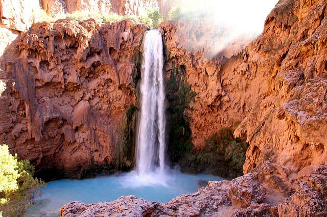 En 1882, se quería explotar los minerales del área, pero afortunadamente la actividad minera no se asentó en esta maravilla natural.