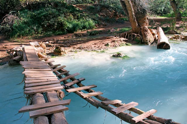 El camino puede ser un poco confuso. Desde Mooney Falls son cuatro millas más adentro del cañón y hay que cruzar un arrollo tres veces.