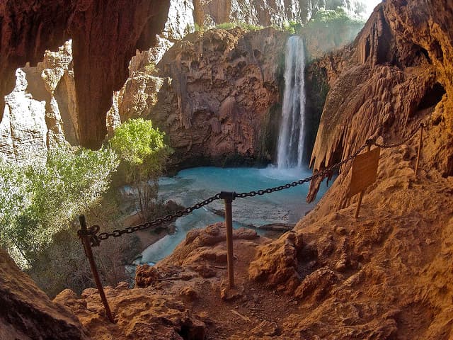 Para llegar a la base de Mooney Falls, hay que pasar por unos túneles estrechos y bajar por unas escaleras.