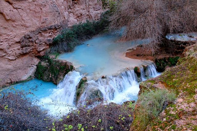 Durante todo el recorrido, los visitantes pueden disfrutar de un baño en pozos cristalinos como este.