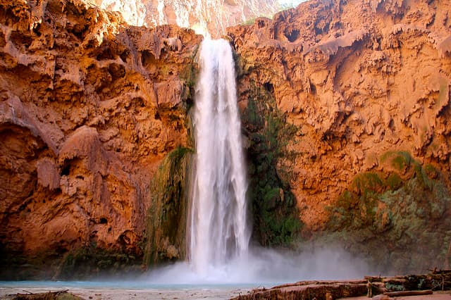 Mooney Falls es la más alta de todas las cataratas de la reserva indígena con 210 pies de altura.