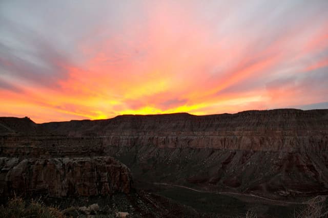 El recorrido comienza en el estacionamiento construido en el Hualapai Hilltop a 5,200 pies de altura.