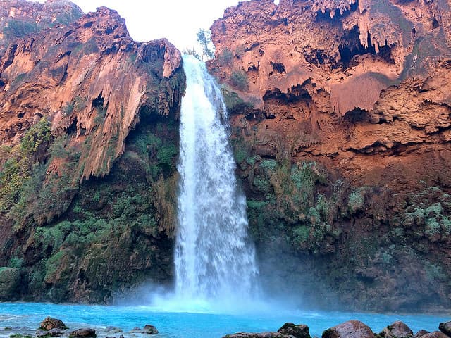 La popularidad de las cascadas de Havasupai sigue creciendo dentro y fuera Arizona con espectaculares imágenes de caídas de agua de color turquesa.