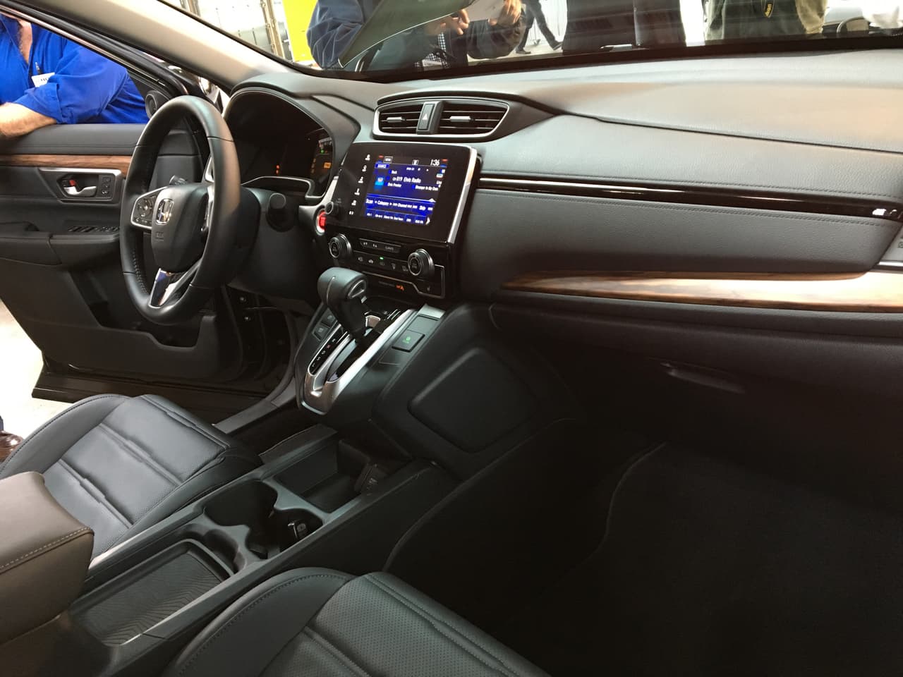 El interior de la nueva camioneta es donde las mejoras se hacen más evidentes. La cabina de una sensación de mayor calidad que antes, mejor aún incluso que la del Honda Pilot 2016 que estaba en exhibición durante la presentación.