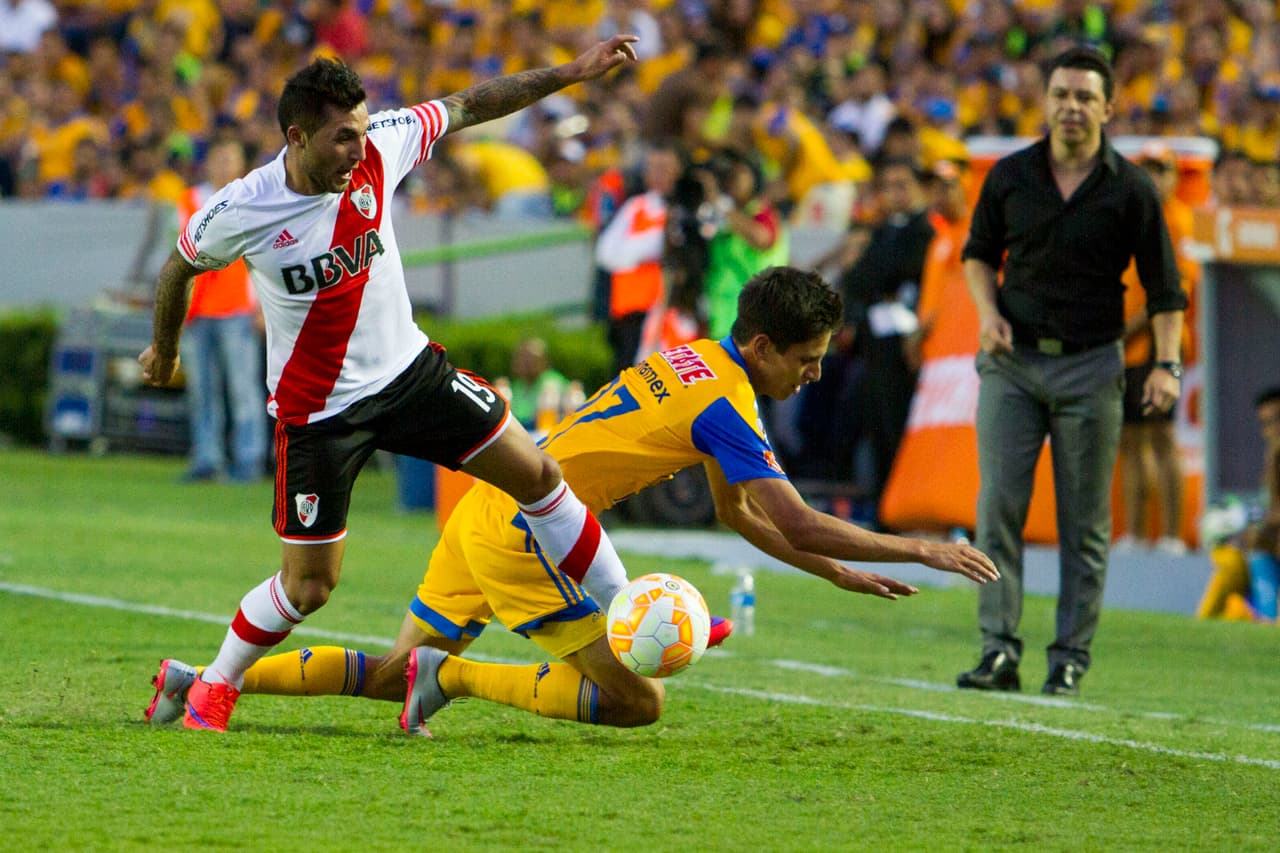 El paso del uruguayo Tabaré Viudez por la Liga MX fue tan fugaz que no hay fotos de él con el Necaxa. En la Jornada 17 del Apertura 2010 escupió a Darío Cvitanich, del Pachuca, y fue expulsado al minuto 91. Permaneció en uno de los túneles, agravando el caso y la Comisión Disciplinaria lo sancionó con siete partidos. Los Rayos lo dieron de baja.