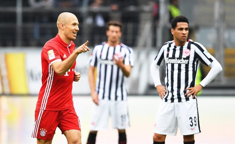 El partido comenzó con el viento en contra luego de que, al minuto 11, Arjen Robben le diera la ventaja a Bayern Munich en su visita a Frankfurt.