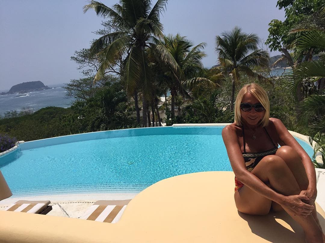 La presentadora aprovechó la oportunidad para ponerse el bikinazo y broncearse un poco.