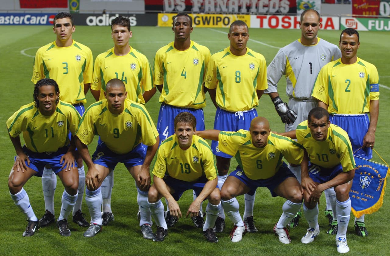 En el equipo campeón mundial de Brasil compartió con jugadores de la talla de Cafú, Roberto Carlos, Ronaldo y Rivaldo. Los últimos dos fueron brasileños que ya habían pasado por Barcelona.