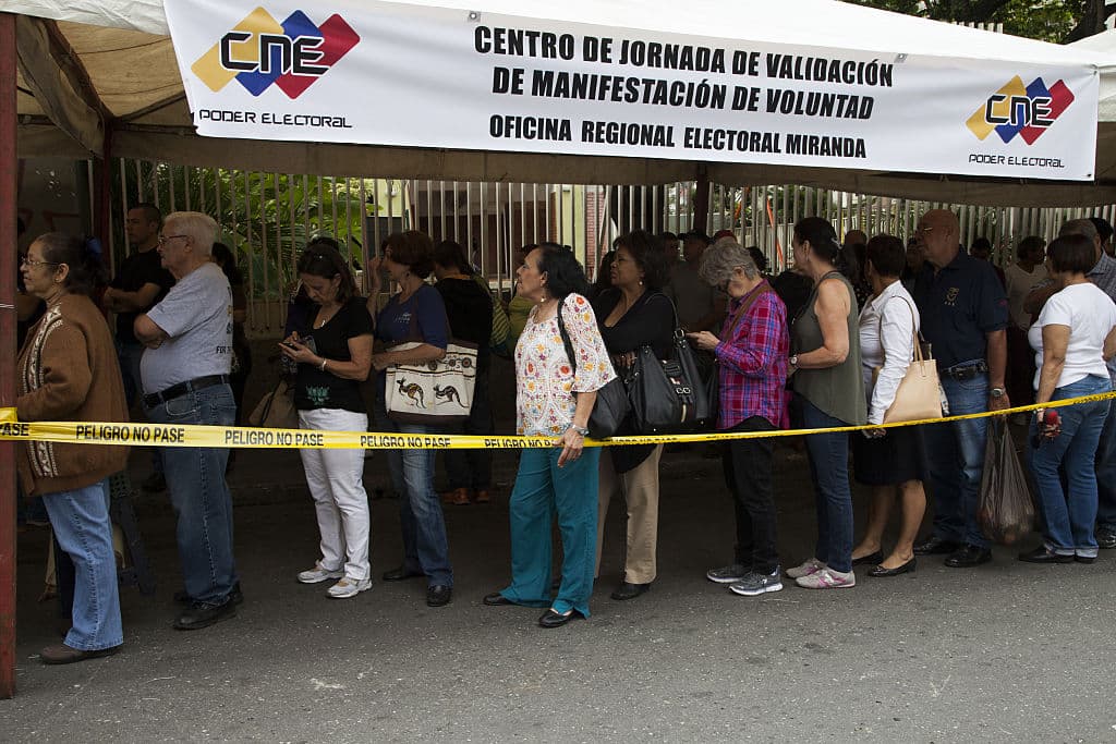 La fila de venezolanos que espera para ratificar sus firmas con el fin de activar un proceso revocatorio en contra del president Nicolás Maduro.
