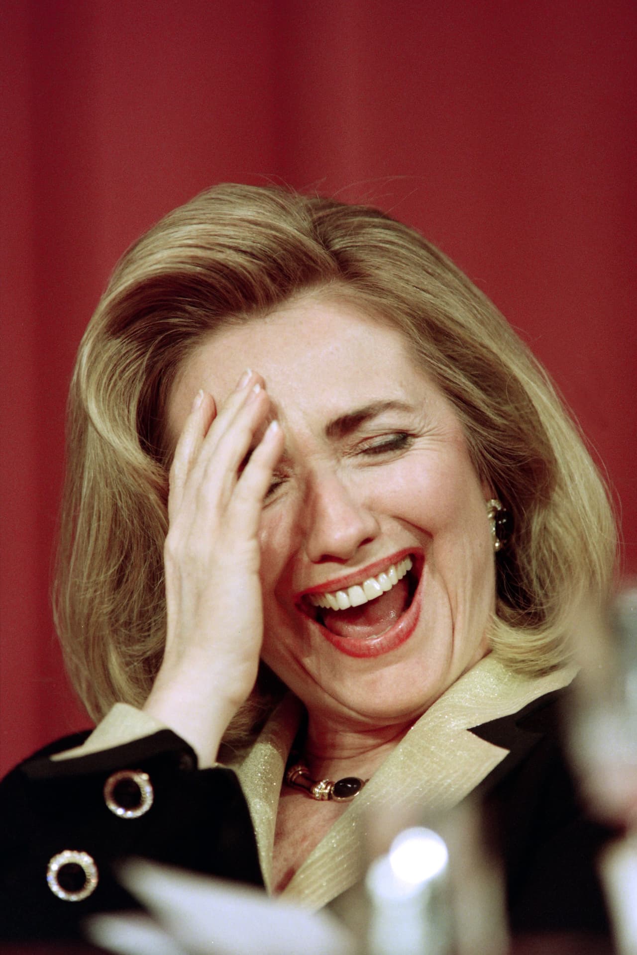1995: Hillary Clinton llevó el pelo a una altura medio corto (a la altura del la mitad del cuello). Lo peinaba con raya de lado. Creaba volumen en la raíz mientras las puntas las llevaba peinadas para adentro. Una constante en su look, que permanece hasta el día de hoy, es llevar las uñas sin esmalte