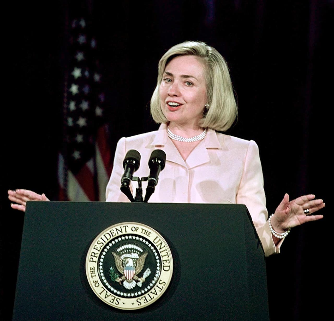 1997: Hillary Cambio cambió la tonalidad de su pelo. Transformó el rubio cenizo por uno mucho más claro. No fue tan favorecedor, pues lucía un tanto opaco y sin vida. Las cejas depiladas y marcadas también formaban parte de su imagen.