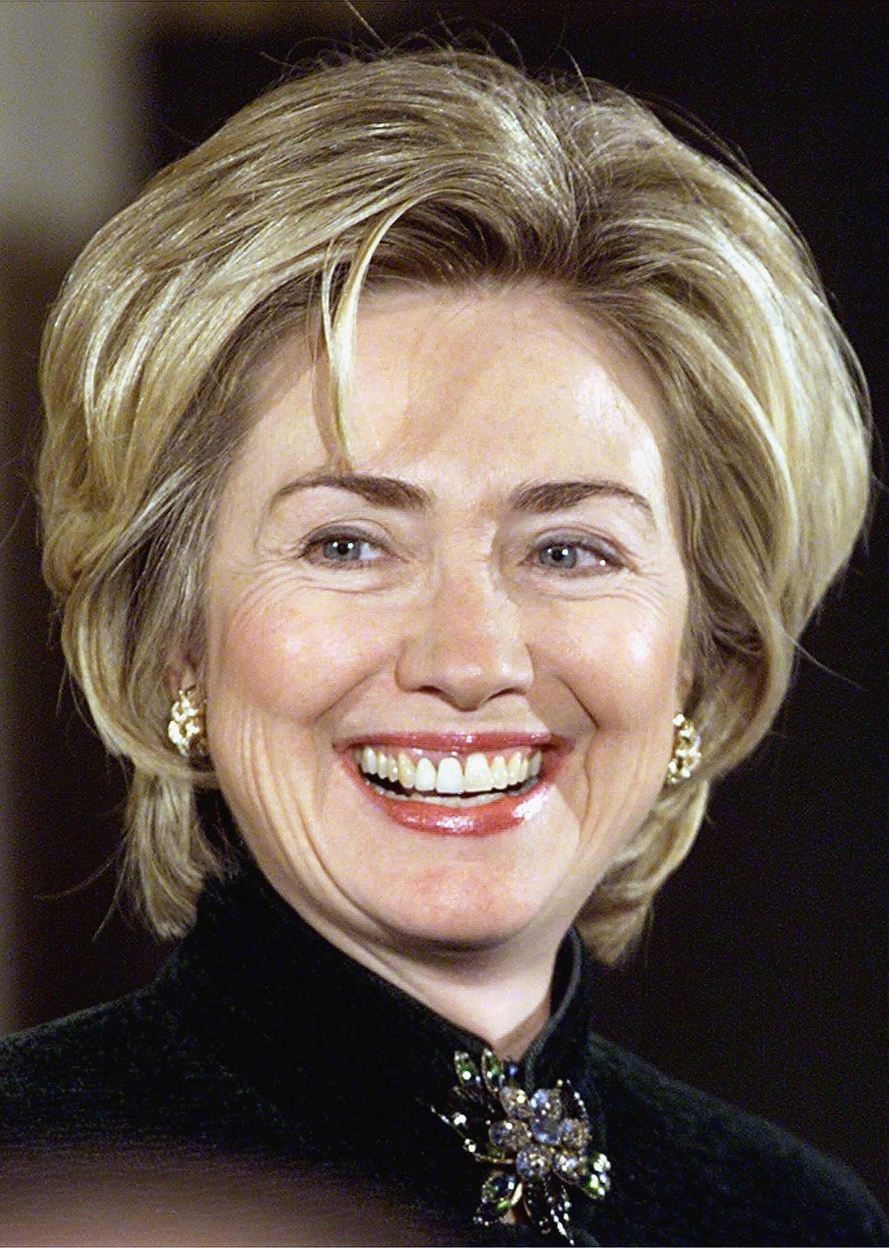 1999: Después de traerlo a una altura media, Hillary decidió acudir al estilista. En este año cambio su estilo, la capa más corta le llegaba a la altura de la ceja mientras la más larga al final del cuello. Lo peinaba con volumen. En cuanto a maquillaje luce bien aunque le faltaba disimular la rojez de la barbilla. Sus ojos destacaban gracias al delineador en tono grisáceo mientras en los labios usaba un lipstick con acabado brillante.