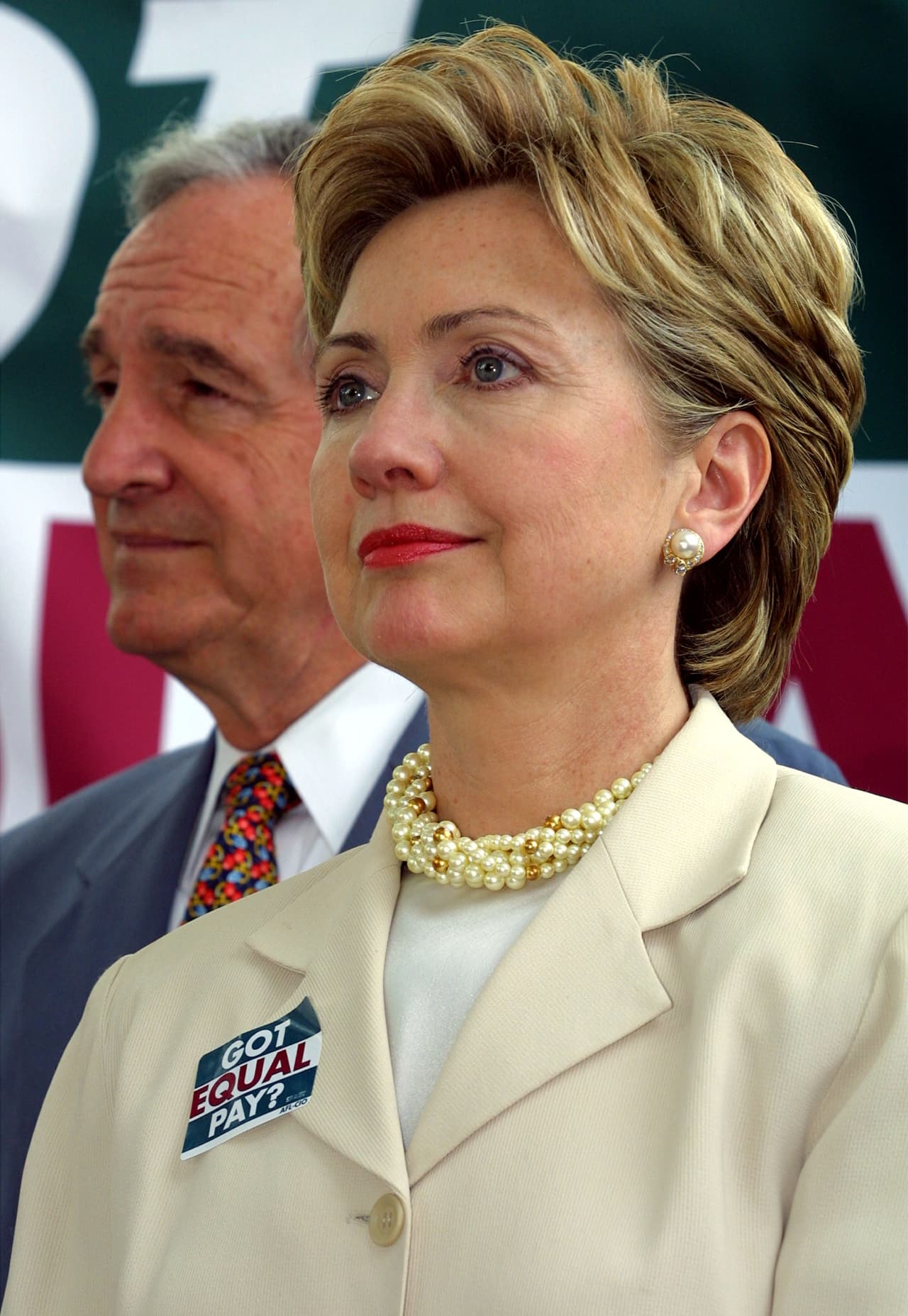 2001: En cuanto a corte y coloración la Senadora de Nueva York llevó una de nuestras tonalidades favoritas. Los diferentes matices claros le ayudaron avivar su imagen. Los rubios iban desde los claros a muy claro pasando por los dorados. Evitó los cenizos y fue un acierto. En maquillaje lució la piel casi desnuda con tonos ligeros en los ojos y haciendo de sus labios el foco principal.