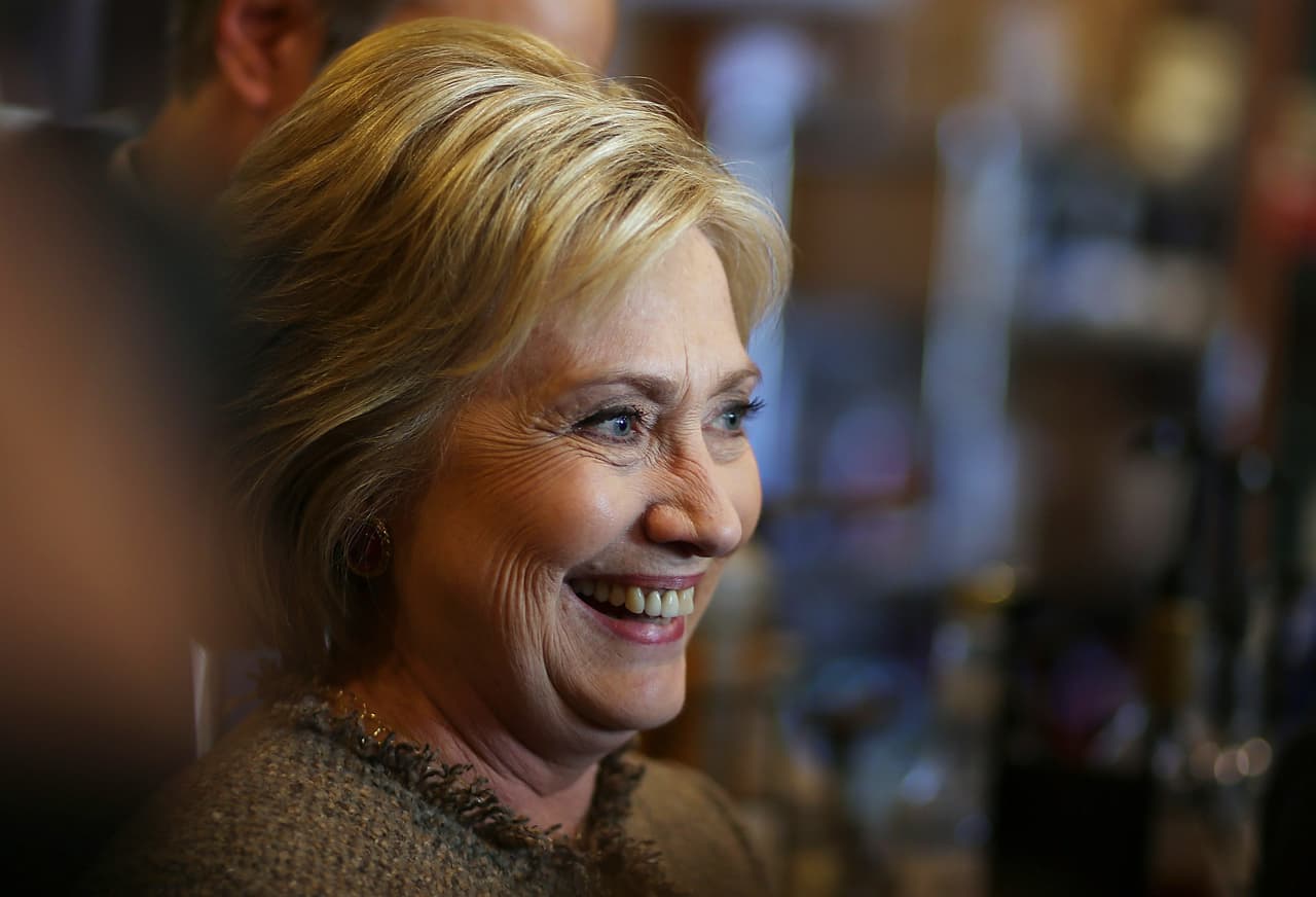 2016: Durante El Súper Martes (1 de marzo 2016) Hillary Clinton lució un peinado con volumen y un corte en capas. El rubio luminoso y los castaño multi reflejos la hicieron lucir elegante.