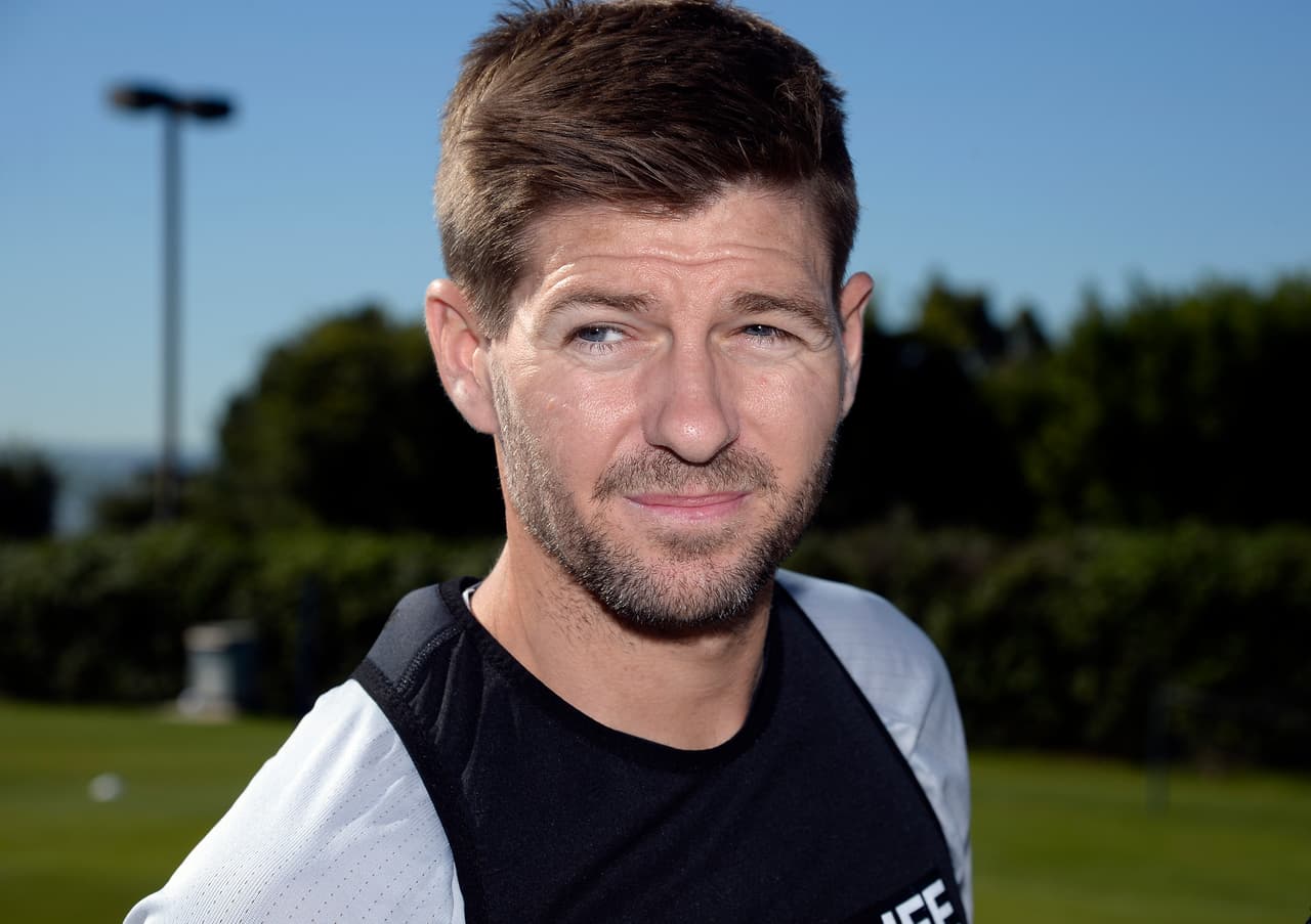El inglés Steven Gerrard anunció que dejará el fútbol profesional tras 19 años de carrera