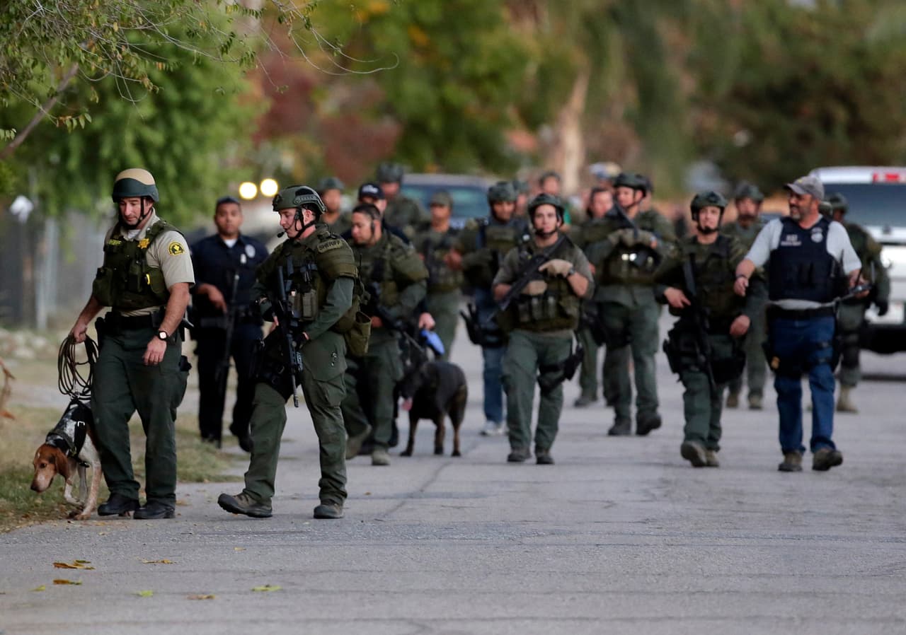 Funcionarios de la policía en labores de búsqueda de los sospechosos