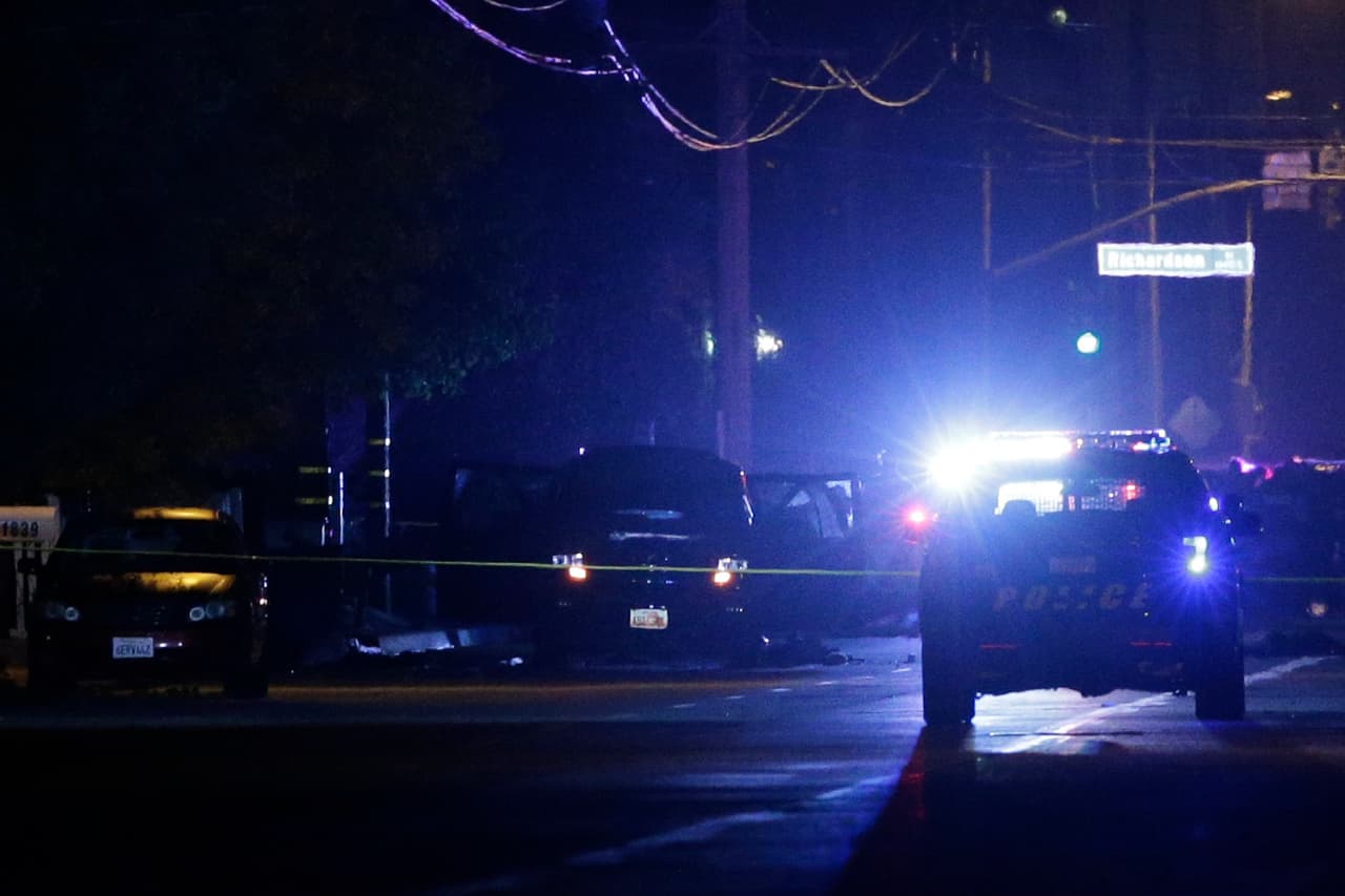 Operaciones policiales nocturas cerca de la zona de los hechos en Los Ángeles