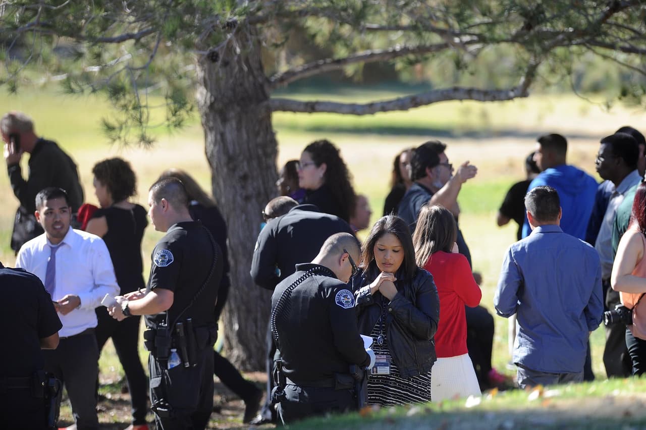 Las personas se juntan en el campo de golf de San Bernardino antes de ser evacuadas