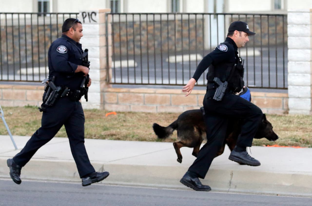 La policía empleó perros para rastrear a los sospechosos
