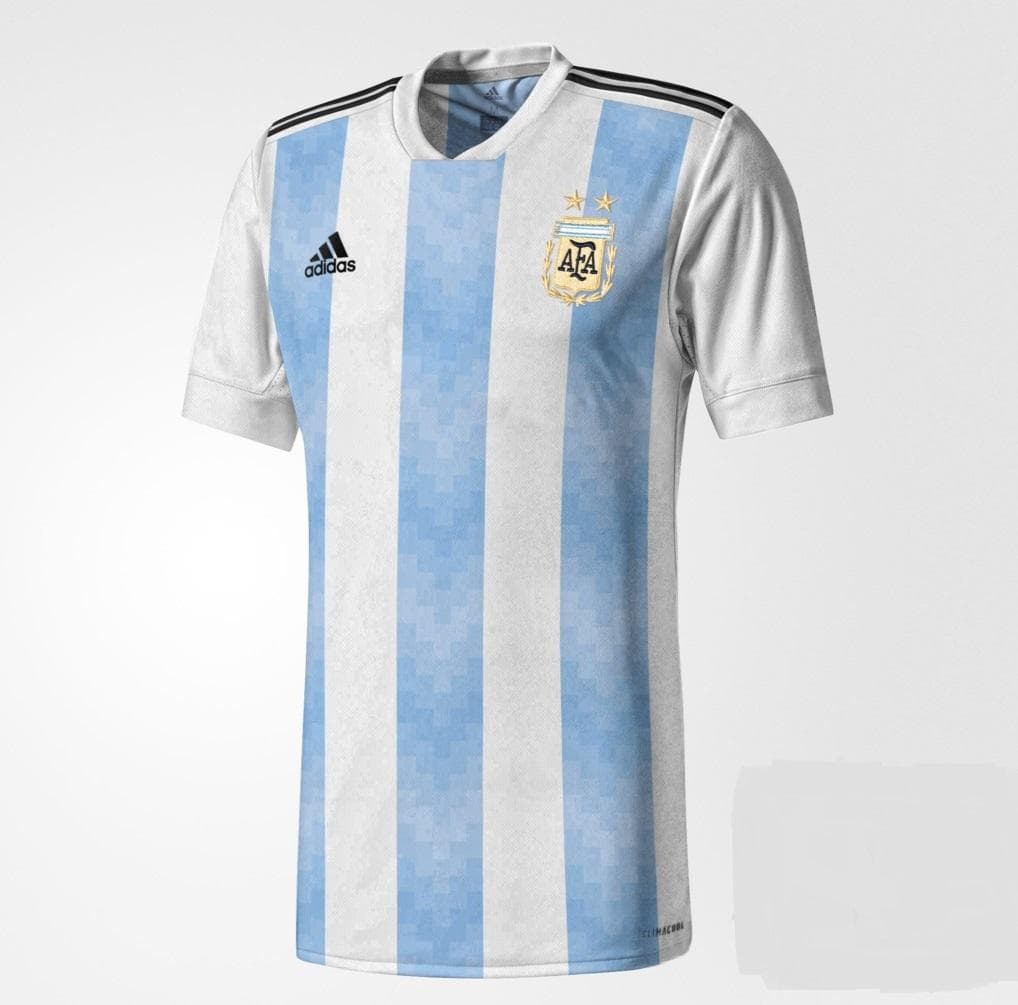 Las franjas cuentan con un diseño en marca de agua y vuelven a ser solo tres celestes.