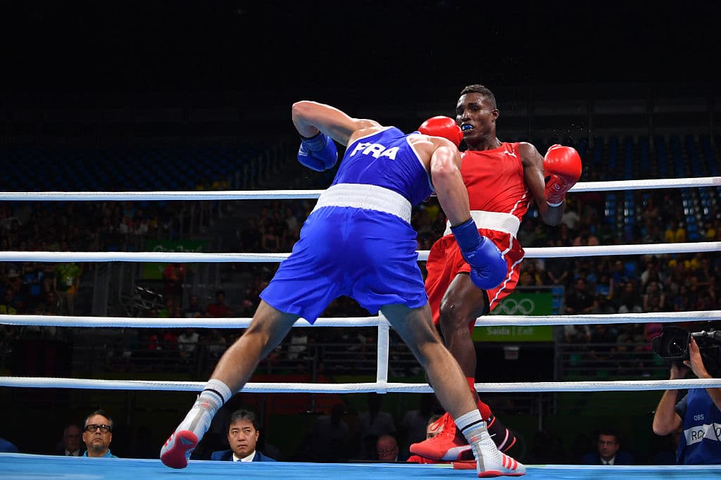 Julio César La Cruz (rojo) buscará el oro en el peso pesado ligero.