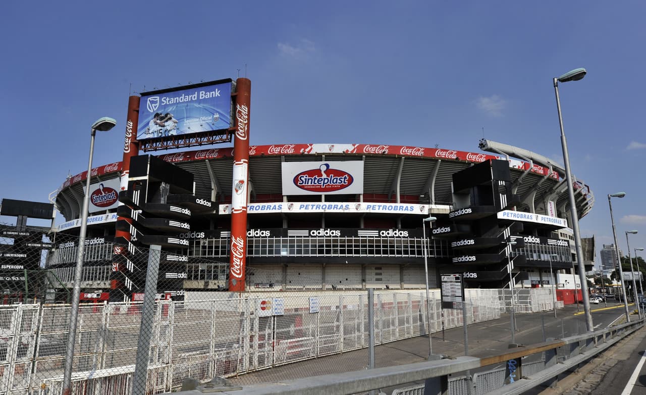 El estadio Antonio Vespucio Liberti, más conocido como el Monumental de Nuñez, tiene una capacidad habilitada de 76 mil personas y ha visto coronarse campeón mundial a Argentina en 1978. Es uno de los más grandes de Suramérica.